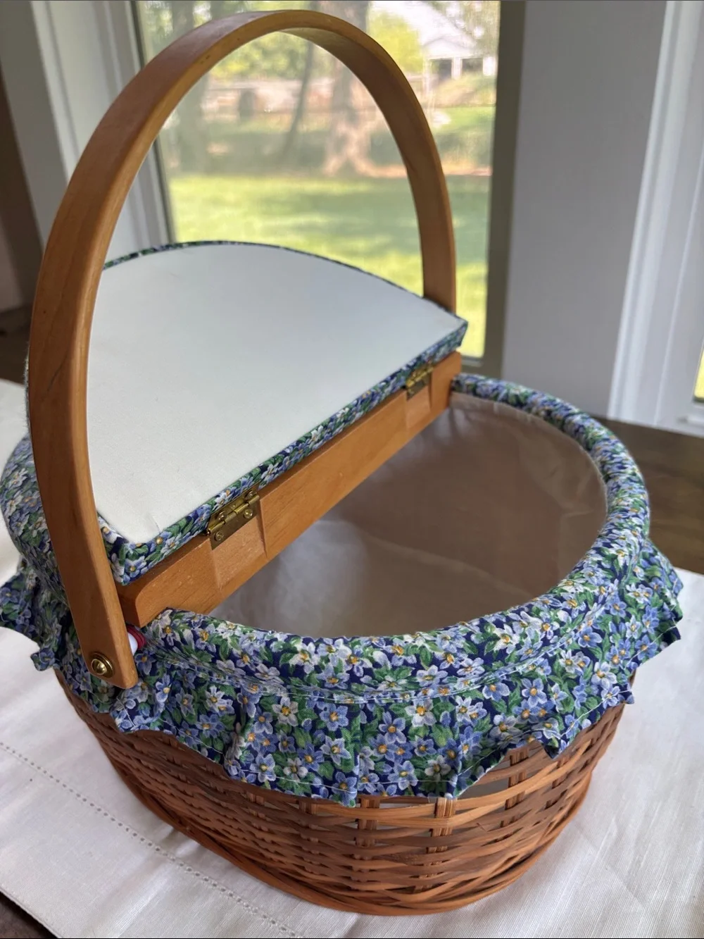 “Vintage Longaberger Style”Round Sewing Basket w/ Split Fabric Lid & Liner 11x9”